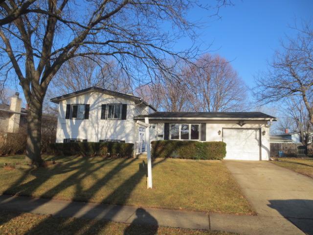 922 Cambridge Ln., Crystal Lake, IL 60014