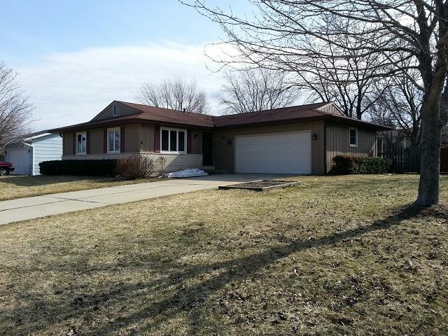 903 Pleasant St., Woodstock, IL 60098