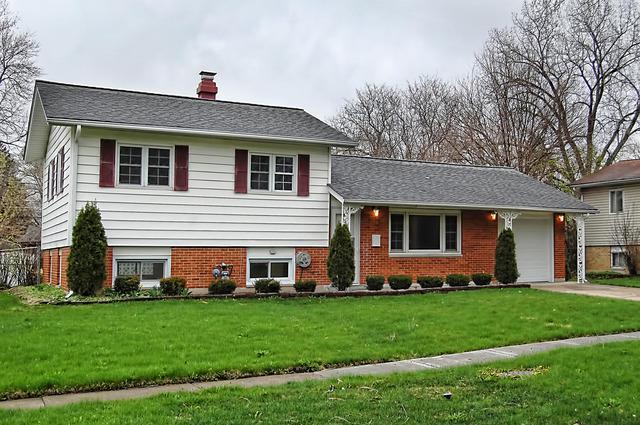 585 Woodlawn St., Hoffman Estates, IL 60169