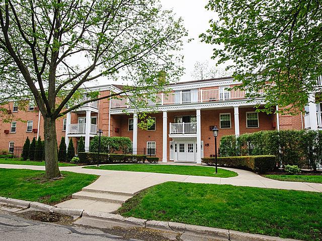 90 6th Ave. #203, La Grange, IL 60525