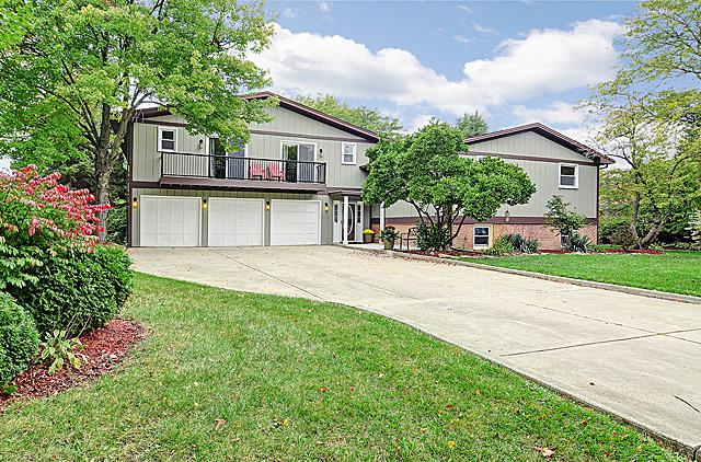 10S526 Glenn Dr., Burr Ridge, IL 60527