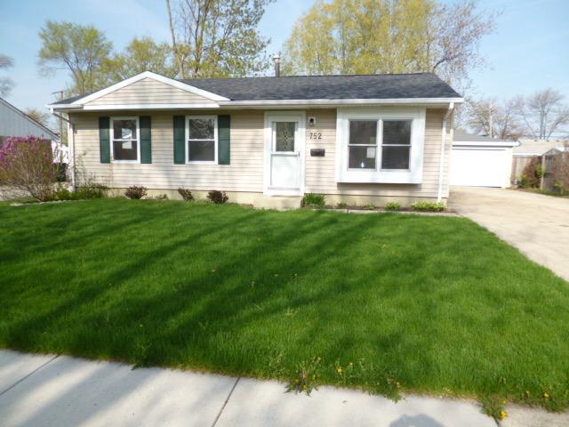 752 Hillcrest Dr., Romeoville, IL 60446