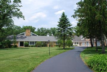 112 Old Dundee Rd., Barrington Hills, IL 60010