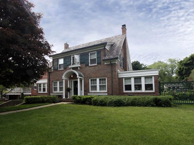 239 Coolidge Ave., Barrington, IL 60010