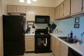 566 Woodhaven Dr., Mundelein, IL 60060