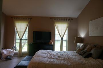 566 Woodhaven Dr., Mundelein, IL 60060