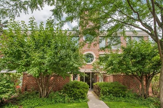6040 Arbor Ln. #100, Northfield, IL 60093