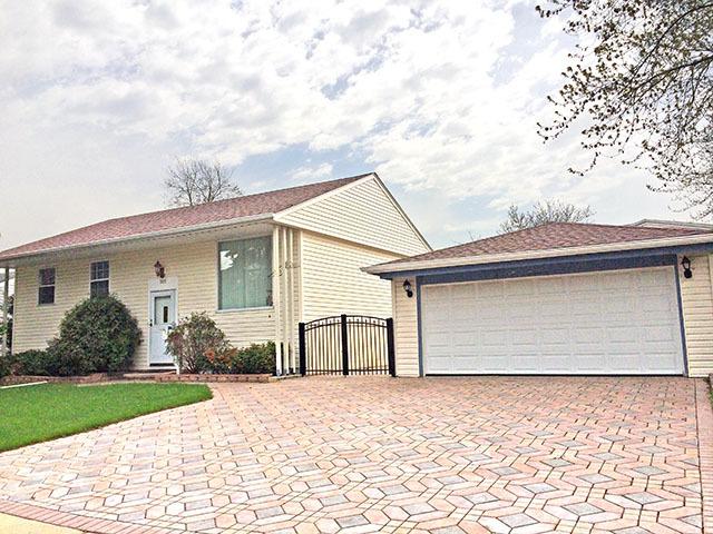 305 Hillside Dr., Streamwood, IL 60107
