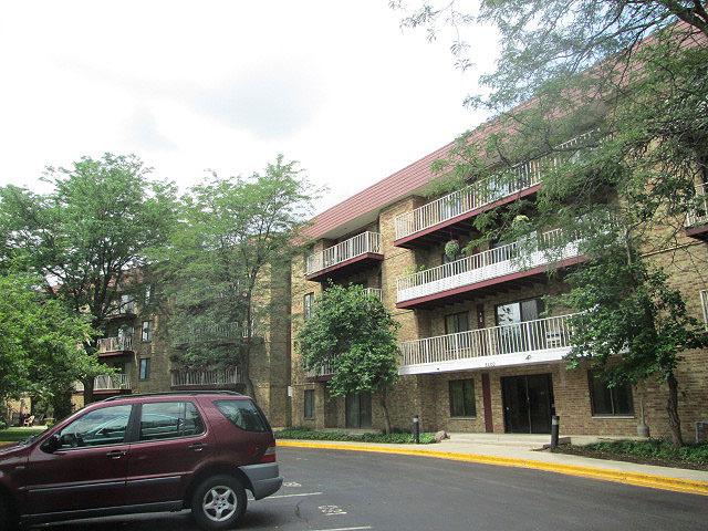 5400 Astor Ln. #104, Rolling Meadows, IL 60008