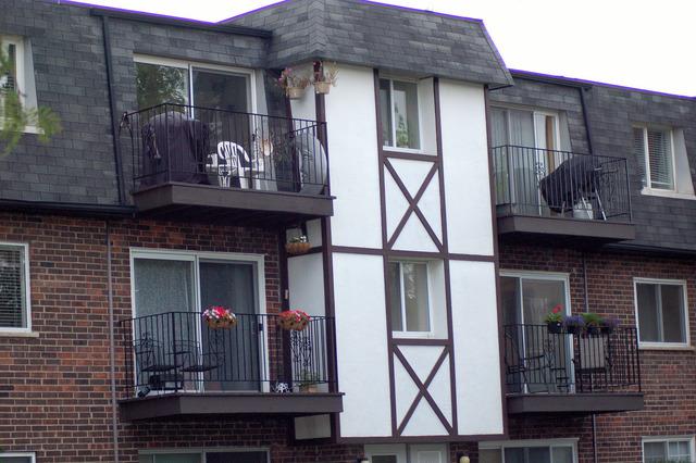 9457 Bay Colony Dr. #2N, Des Plaines, IL 60016