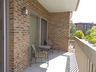 1250 Rudolph Dr. #2B, Northbrook, IL 60062