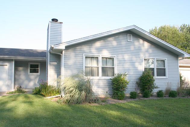 209 Larchwood Ln., North Aurora, IL 60542