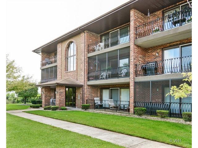8201 Cobblestone Dr. #2C, Palos Hills, IL 60465