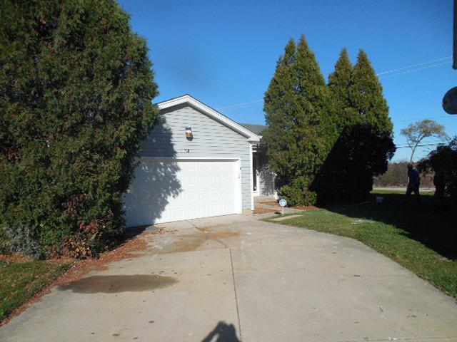 208 Garden Cir., Streamwood, IL 60107