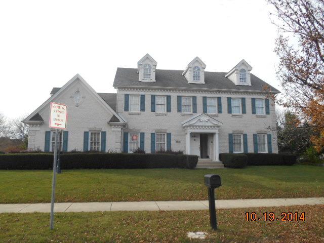 823 S Whispering Hills Dr., Naperville, IL 60540