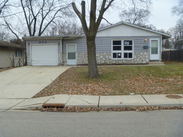 832 Salem Ln., Carpentersville, IL 60110