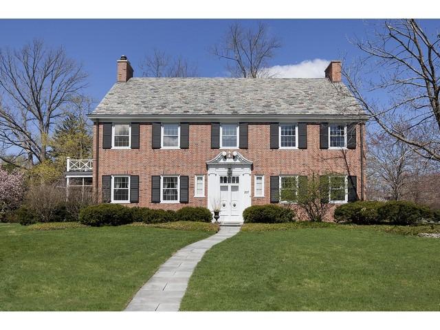 207 Woodstock Ave., Kenilworth, IL 60043