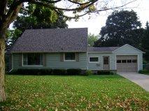327 Parkside Dr., Sycamore, IL 60178