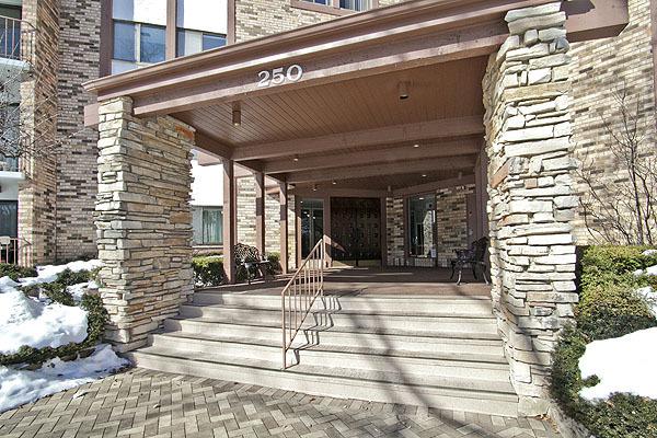 250 W Parliament Pl. #107, Mount Prospect, IL 60056