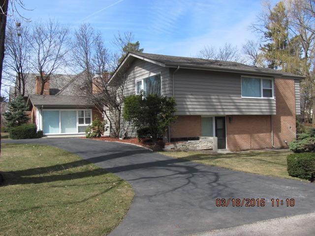 38 Park Ln., Golf, IL 60029