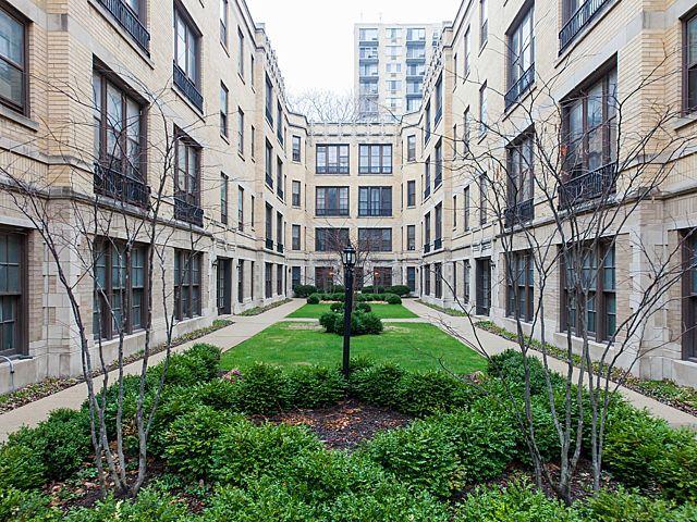 440 W Surf St. #2C, Chicago, IL 60657
