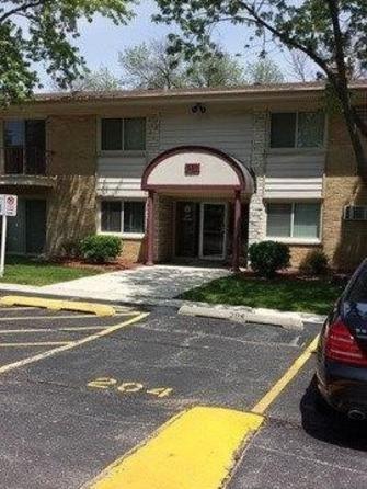 550 Chase Dr. #4, Clarendon Hills, IL 60514