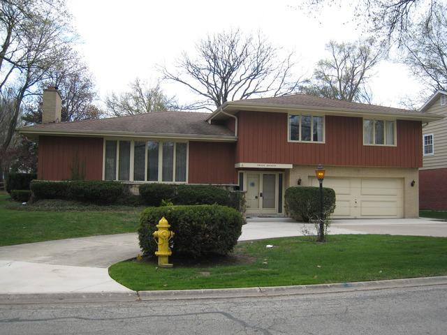 1200 Carriage Ln., La Grange, IL 60525
