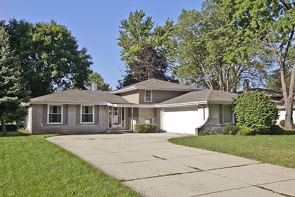 131 Rohrer Dr., Downers Grove, IL 60516