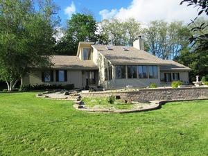8320 Snaresbrook Rd., Roscoe, IL 61073