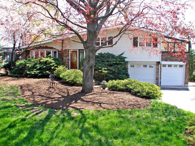 1043 Lomond Dr., Mundelein, IL 60060