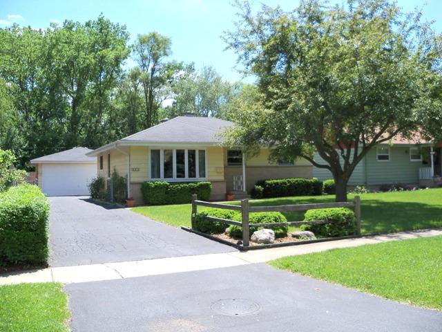 905 Noel Dr., Mundelein, IL 60060
