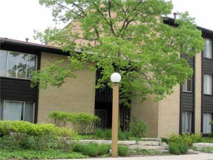 6177 Knollwood Rd. #103, Willowbrook, IL 60527