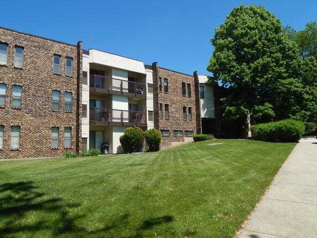 2151 Country Club Dr. #4, Woodridge, IL 60517