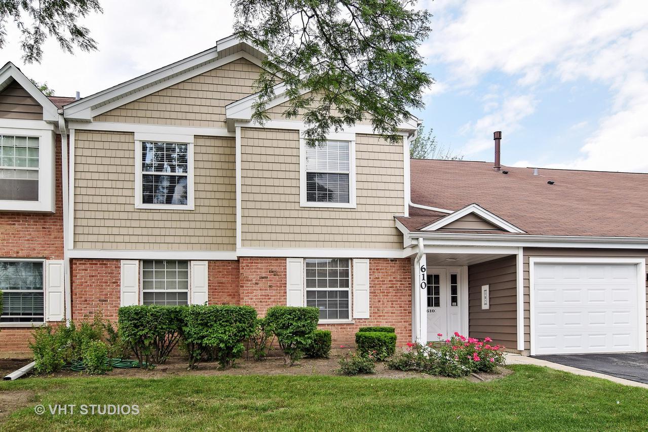 610 Berkley Ct. #V2, Schaumburg, IL 60194