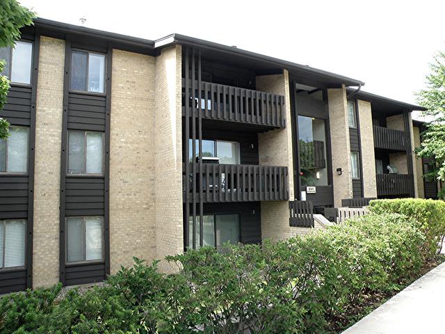 6141 Knollwood Rd. #301, Willowbrook, IL 60527