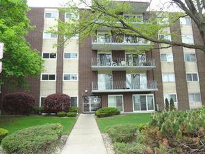 2900 Maple Ave. #2D, Downers Grove, IL 60515