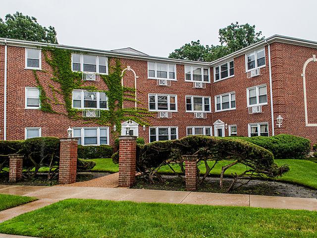 4855 Dobson St. #304, Skokie, IL 60077