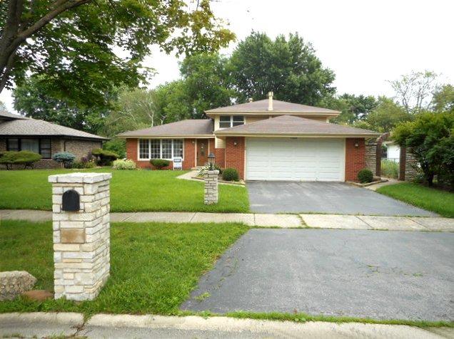 10649 S Terry Dr., Palos Hills, IL 60465