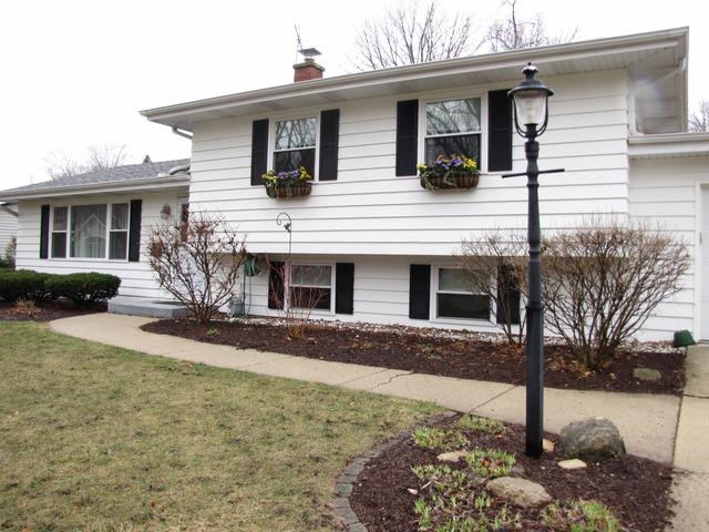 861 Lilac Ln., Naperville, IL 60540