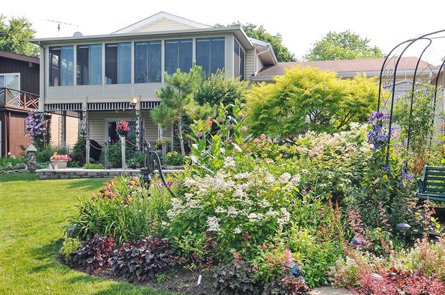 37 W Shore Dr., Grayslake, IL 60030