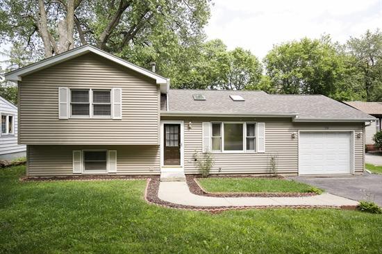 16 Indian Tr., Lake In The Hills, IL 60156