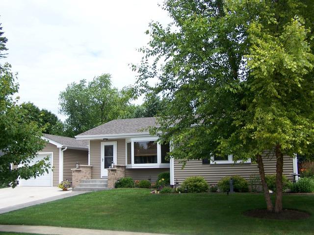 109 Warren Pl., Dekalb, IL 60115