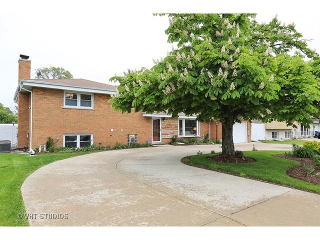 9415 Clancy Dr., Des Plaines, IL 60016