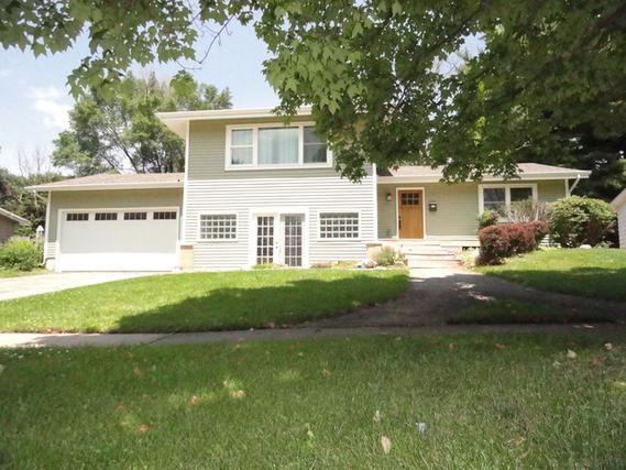 323 W Hillcrest Dr., Dekalb, IL 60115