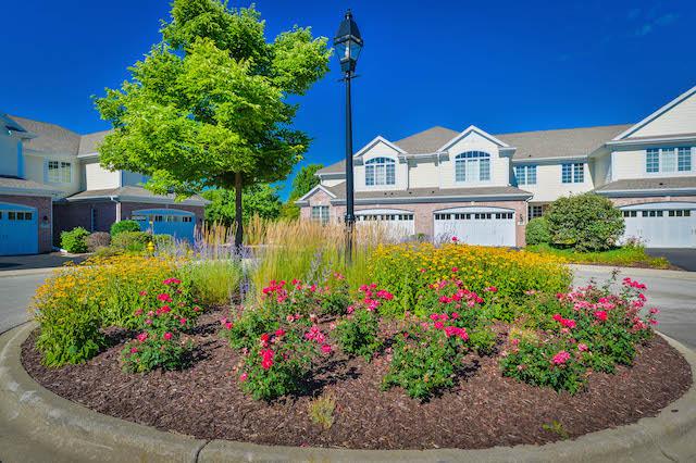 82 Waters Edge Ct., Glen Ellyn, IL 60137