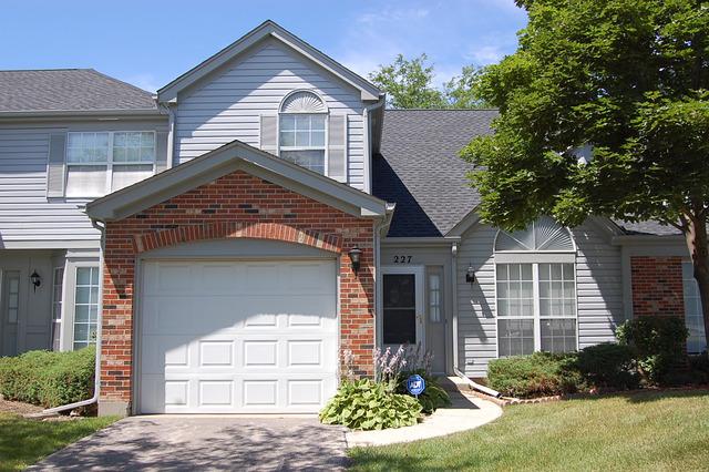 227 Wellington Cir., Gurnee, IL 60031