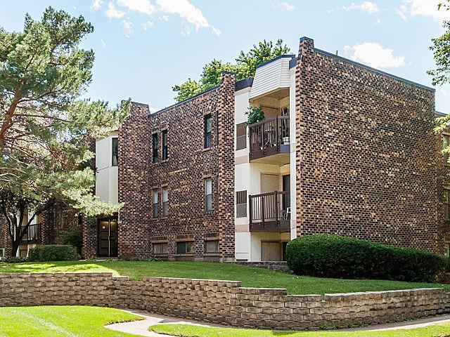 2220 Country Club Dr. #12, Woodridge, IL 60517