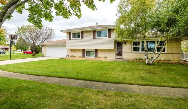 2000 W Spring Ridge Dr., Arlington Heights, IL 60004