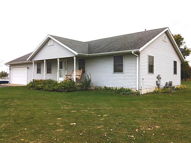 901 S 3rd Dr., Ashton, IL 61006