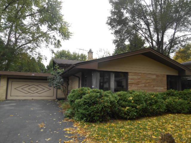 556 Juniper Dr., Naperville, IL 60540